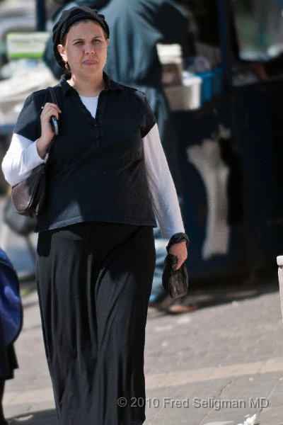 20100409_113815 D300.jpg - Lady, Mea Shearim